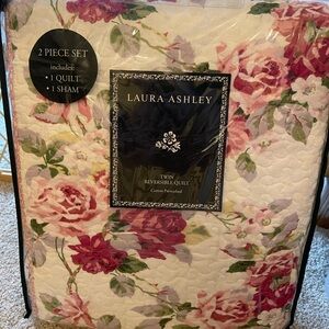 Laura Ashley Lidia set with curtains-New!
